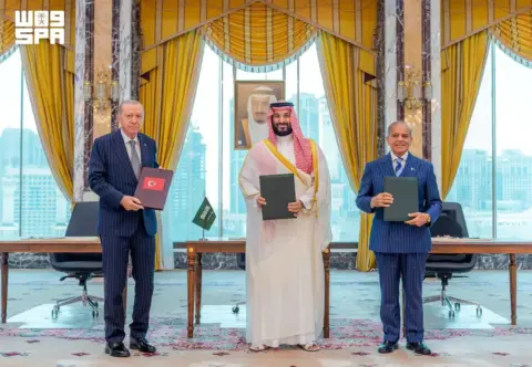 رويترز : تركيا والسعودية وباكستان تعقد أول اجتماع يتعلق باتفاقية الدفاع غداً.