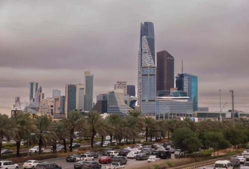 الحكومة السعودية وأرامكو تحاولان الحصول على قروض بقيمة ثمانية مليارات دولار .