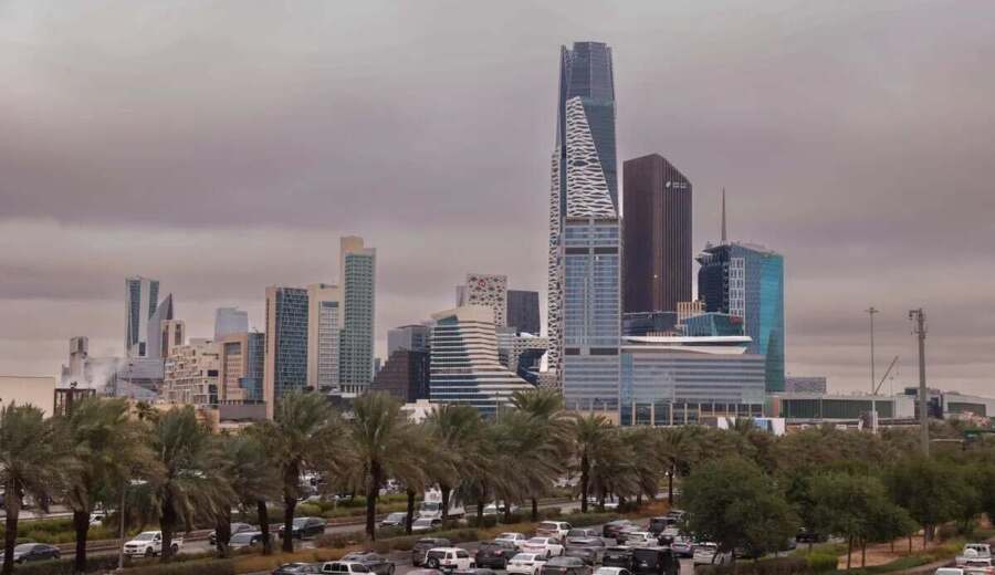 الحكومة السعودية وأرامكو تحاولان الحصول على قروض بقيمة ثمانية مليارات دولار .