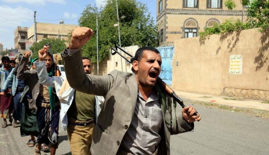 رويترز : .مسؤولين أمريكيين التقوا بممثلين عن جماعة الحوثي اليمنية في سلطنة عمان
