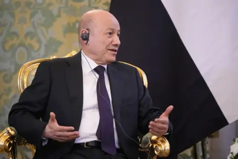 العليمي يدعو للتعبئة العامة والنفير الوطني ويعلن عفواً عن المنشقين عن الحوثيين.