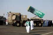 رويترز: السعودية تدرس هجوماً عسكرياً على الحوثيين لاستعادة السيطرة على باب المندب.