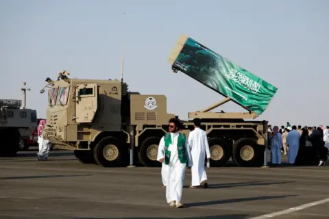 رويترز: السعودية تدرس هجوماً عسكرياً على الحوثيين لاستعادة السيطرة على باب المندب.