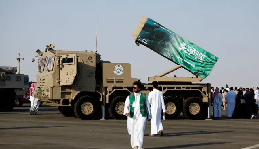 رويترز: السعودية تدرس هجوماً عسكرياً على الحوثيين لاستعادة السيطرة على باب المندب.
