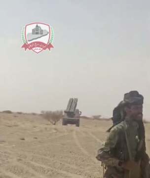 الحوثيون يعتقلون مسؤولًا محلياً في تعز وغارات تستهدف مواقعهم في قدس والمضاربة.