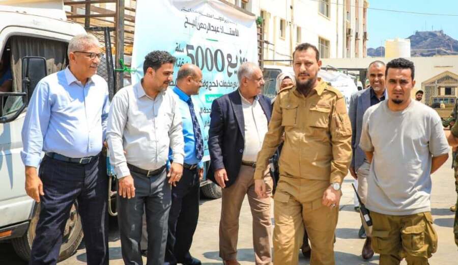 محافظ عدن يدشّن توزيع 5 آلاف سلة غذائية للأسر النازحة في عدن ولحج.