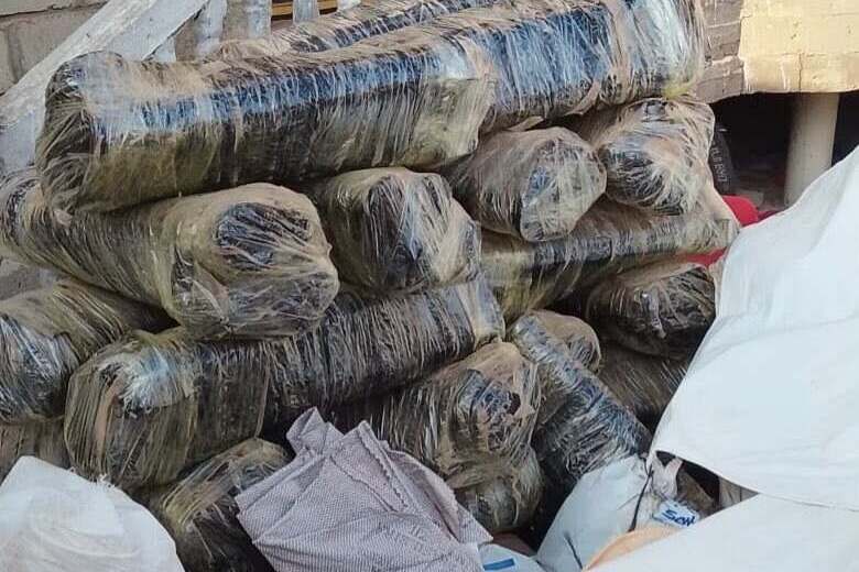 الأجهزة الأمنية في شبوة تضبط خلية حوثية تضم 13 عنصراً وأسلحة.