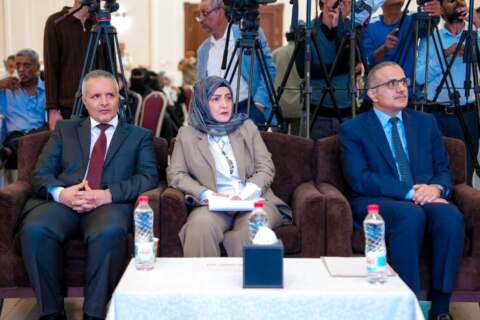 وزراء في الحكومة ومحافظ تعز يحذرون من تدهور الخدمات واستهداف الحوثيين للمدنيين