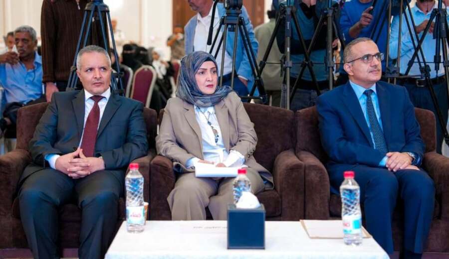 وزراء في الحكومة ومحافظ تعز يحذرون من تدهور الخدمات واستهداف الحوثيين للمدنيين
