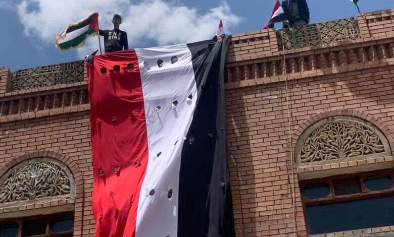 يرهب الحوثيين اليمنيين المحتفلين بثورة 26 سبتمبر في محاولة لطمس حقيقة هذه الثورة في مواجهة سلطتهم.