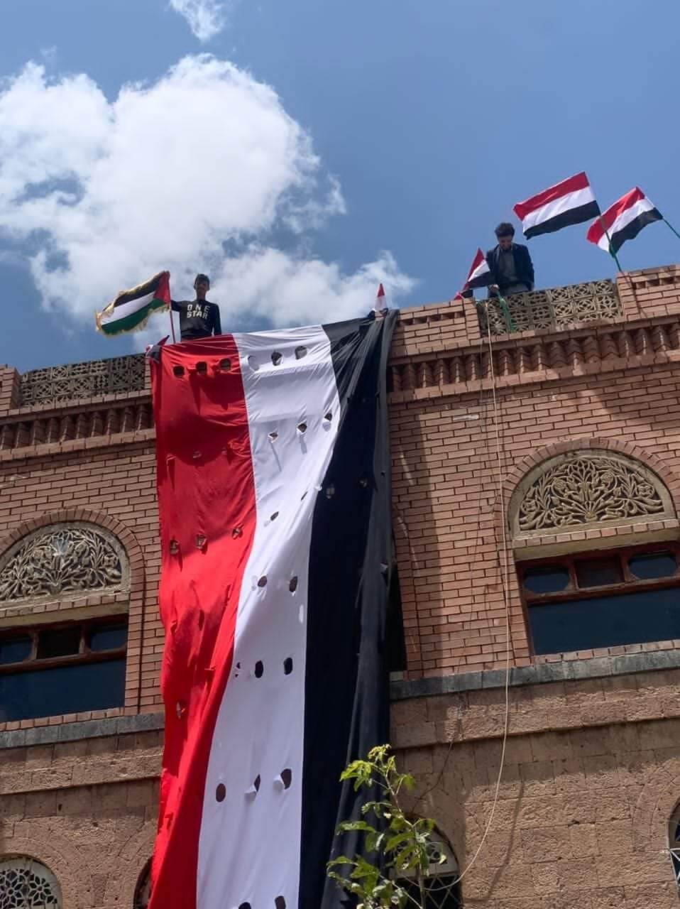 يرهب الحوثيين اليمنيين المحتفلين بثورة 26 سبتمبر في محاولة لطمس حقيقة هذه الثورة في مواجهة سلطتهم.