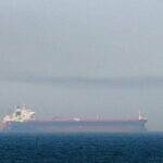 بلومبرغ تؤكد أن هجمات الحوثيين في البحر الأحمر تدفع تكاليف الشحن إلى الارتفاع عالميًا