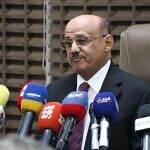 محافظ البنك المركزي ينفي ضخ البنك لأي عملة يمنية منذ 4 أعوام