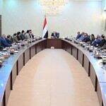 رئيس مجلس القيادة يطالب الحكومة بإجراء عملية حصر شامل لأملاك الدولة من أراضِ وعقارات