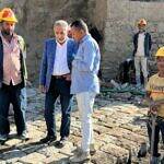 نبيل هائل سعيد انعم يطلع على سير أعمال صيانة طريق 