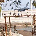 مغادرة ضباط وجنود اماراتيين مطار المكلا على متن طائرة شحن عسكرية