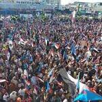 احتشاد الآلاف من المؤيدين للمجلس الانتقالي والبحسني يطالب بالعودة لشرعية الشعب