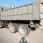 نقطة الحمراء الأمنية في المكلا توقف شاحنة محمّلة بأحجار معدنية