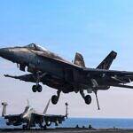 وصول آلاف الجنود من الفرقة 82 المحمولة جواً الأمريكية إلى الشرق الأوسط.