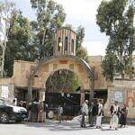 الحوثيون يعيّنون مشرفاً أمام منزل حمير الأحمر ويضعون أجهزة لمراقبته