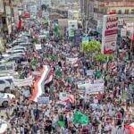 عشرات الآلاف يتظاهرون في تعز تضامنًا مع السعودية ودول الخليج مع استمرار الاعتداء الإيراني.