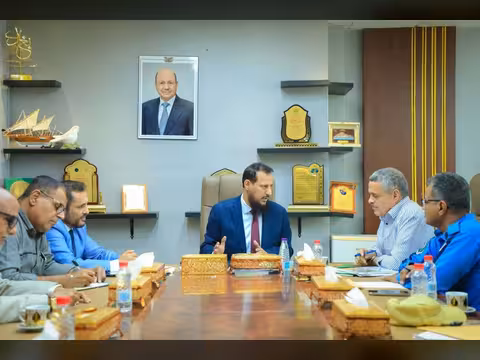 محافظ عدن يوجّه بإصلاح الطرق الرئيسية والتوسع في أعمال الرصف