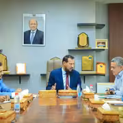 محافظ عدن يوجّه بإصلاح الطرق الرئيسية والتوسع في أعمال الرصف