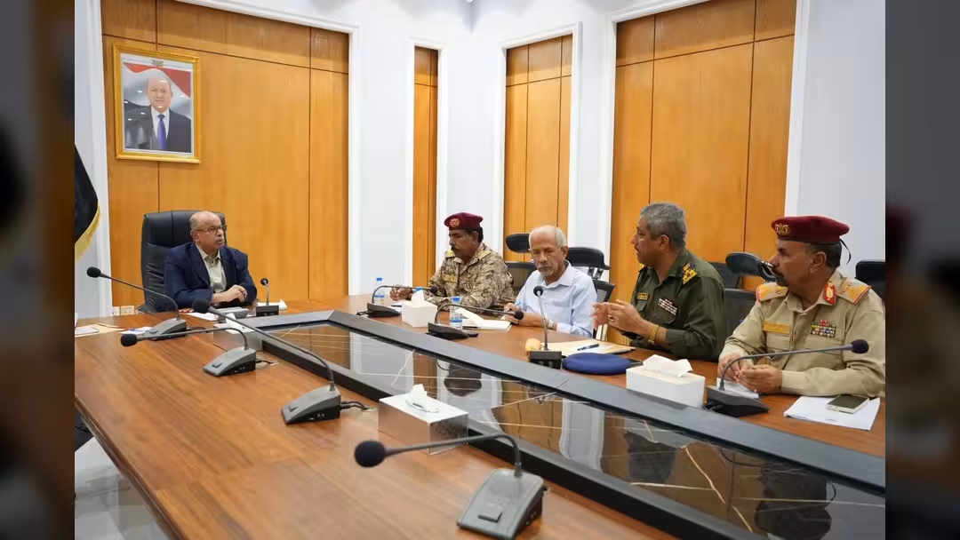 الخنبشي يؤكد خلال اجتماع اللجنة الأمنية أولوية حماية المدنيين ورفض استهداف العسكريين