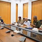 الخنبشي يؤكد خلال اجتماع اللجنة الأمنية أولوية حماية المدنيين ورفض استهداف العسكريين